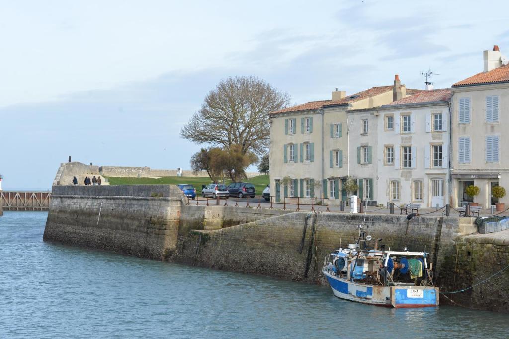 Le Corps De Garde Bed & Breakfast Saint-Martin-de-Re ภายนอก รูปภาพ