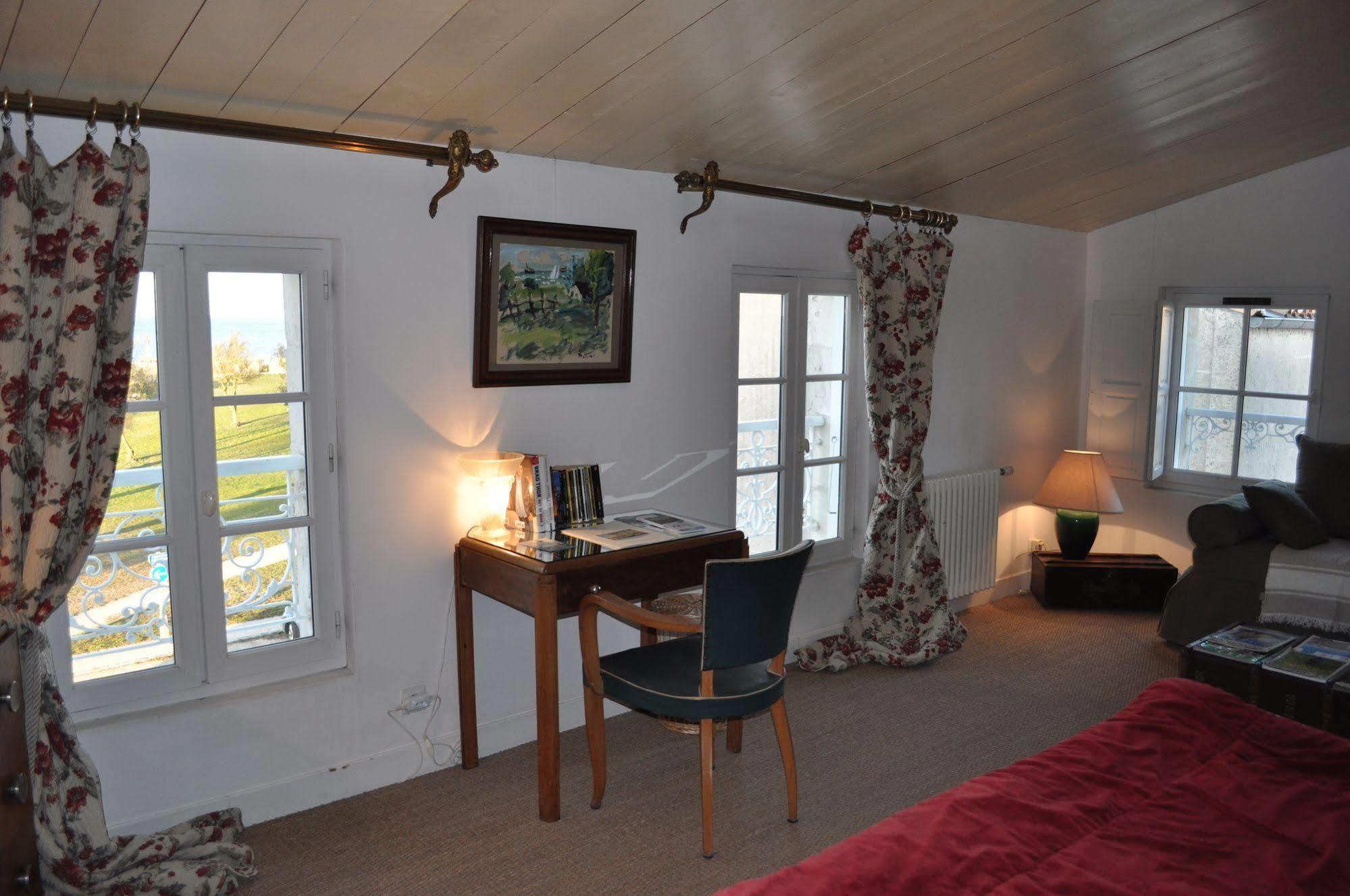 Le Corps De Garde Bed & Breakfast Saint-Martin-de-Re ภายนอก รูปภาพ