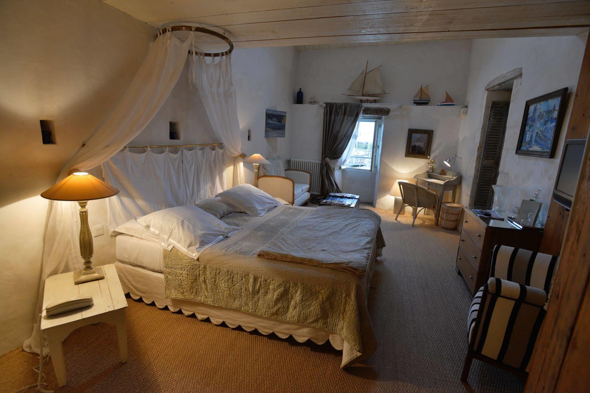 Le Corps De Garde Bed & Breakfast Saint-Martin-de-Re ภายนอก รูปภาพ