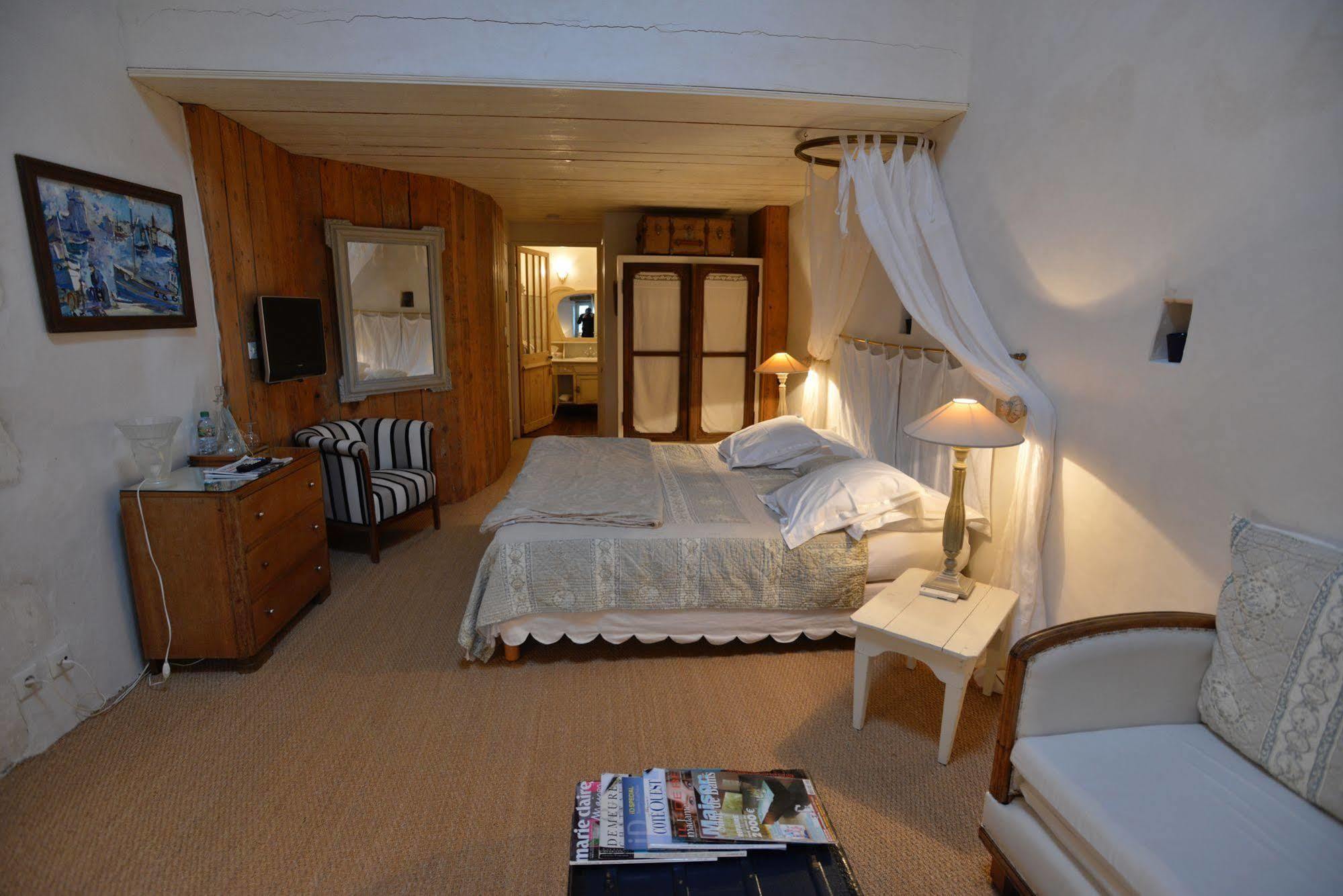 Le Corps De Garde Bed & Breakfast Saint-Martin-de-Re ภายนอก รูปภาพ